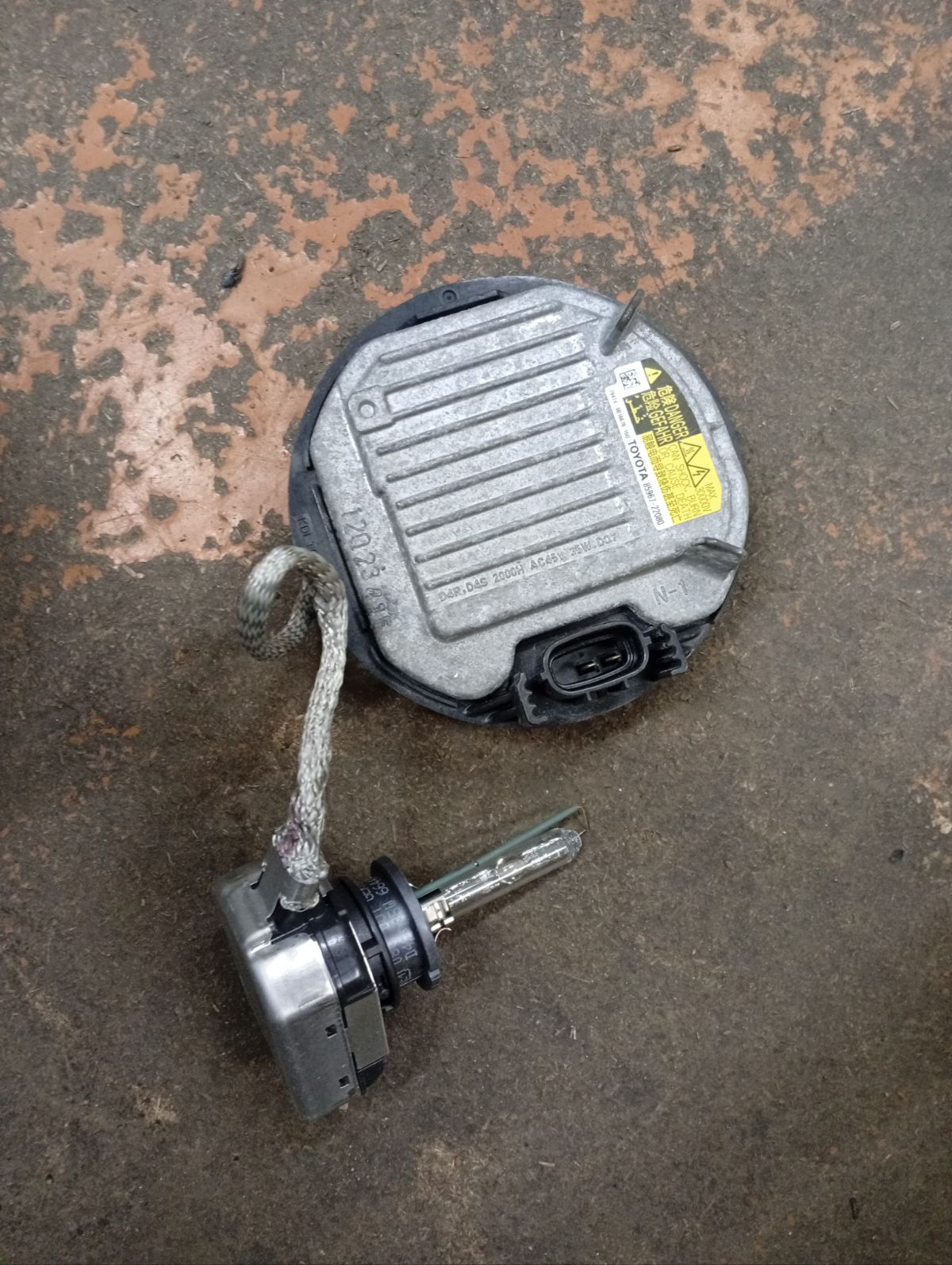 Блок розжига ксенона 85967-22080 на Toyota Camry AVV50 Фото 10