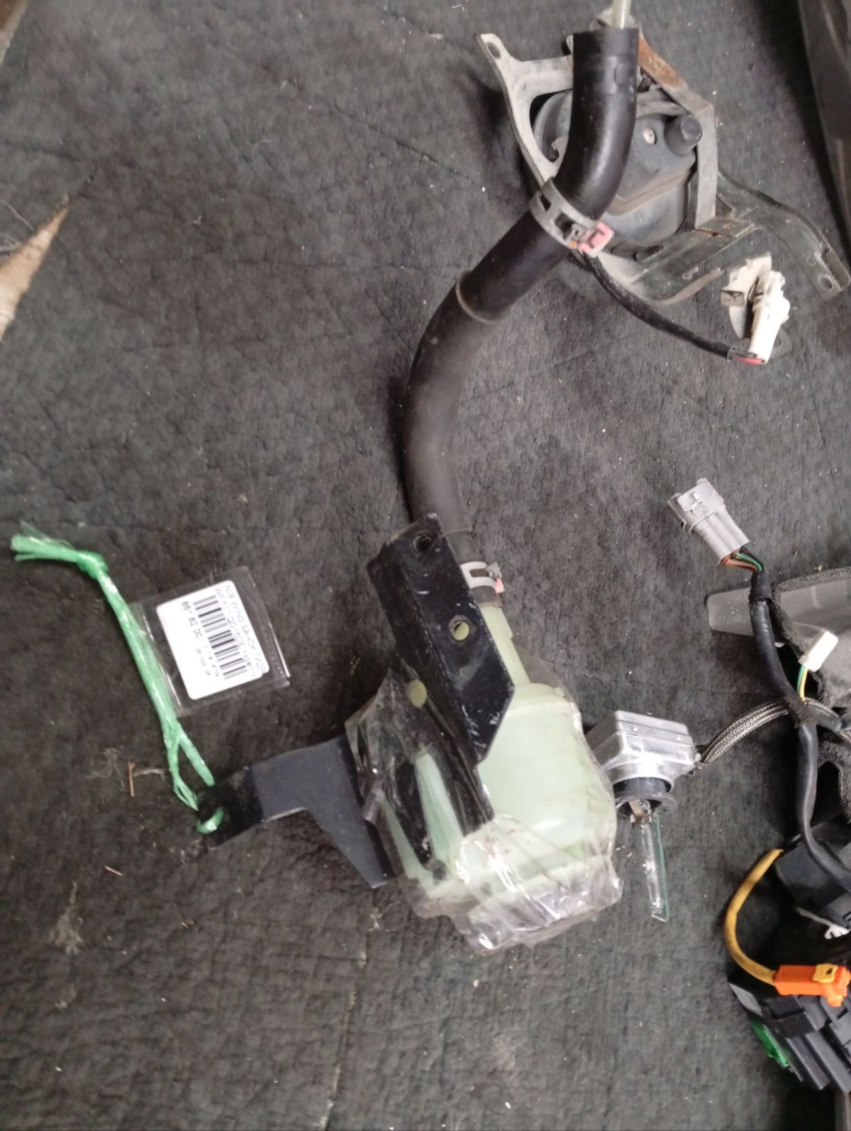 Бачок гидроусилителя 491804M403 на Nissan Wingroad WFY11 QG15DE Фото 5