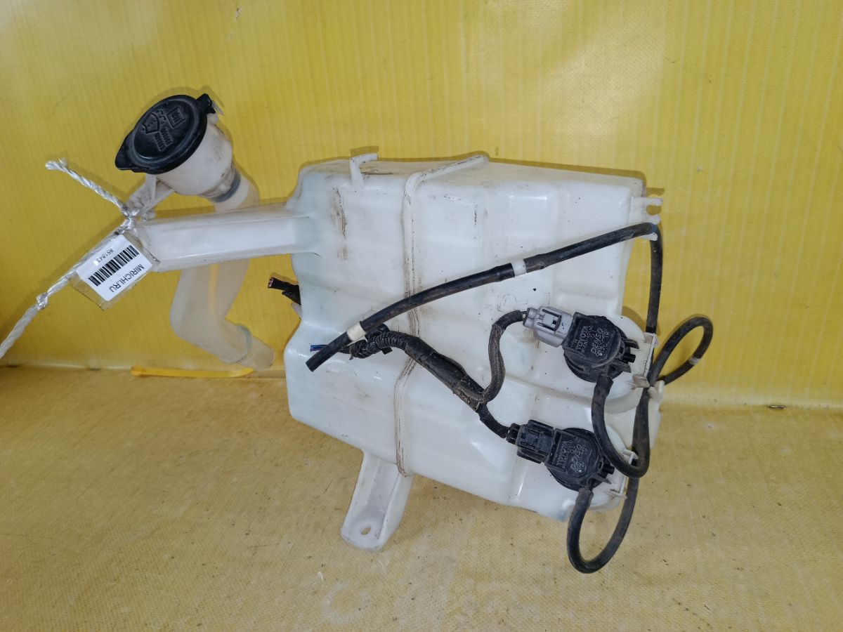 Бачок омывателя на Toyota Prius ZVW30 Фото 6