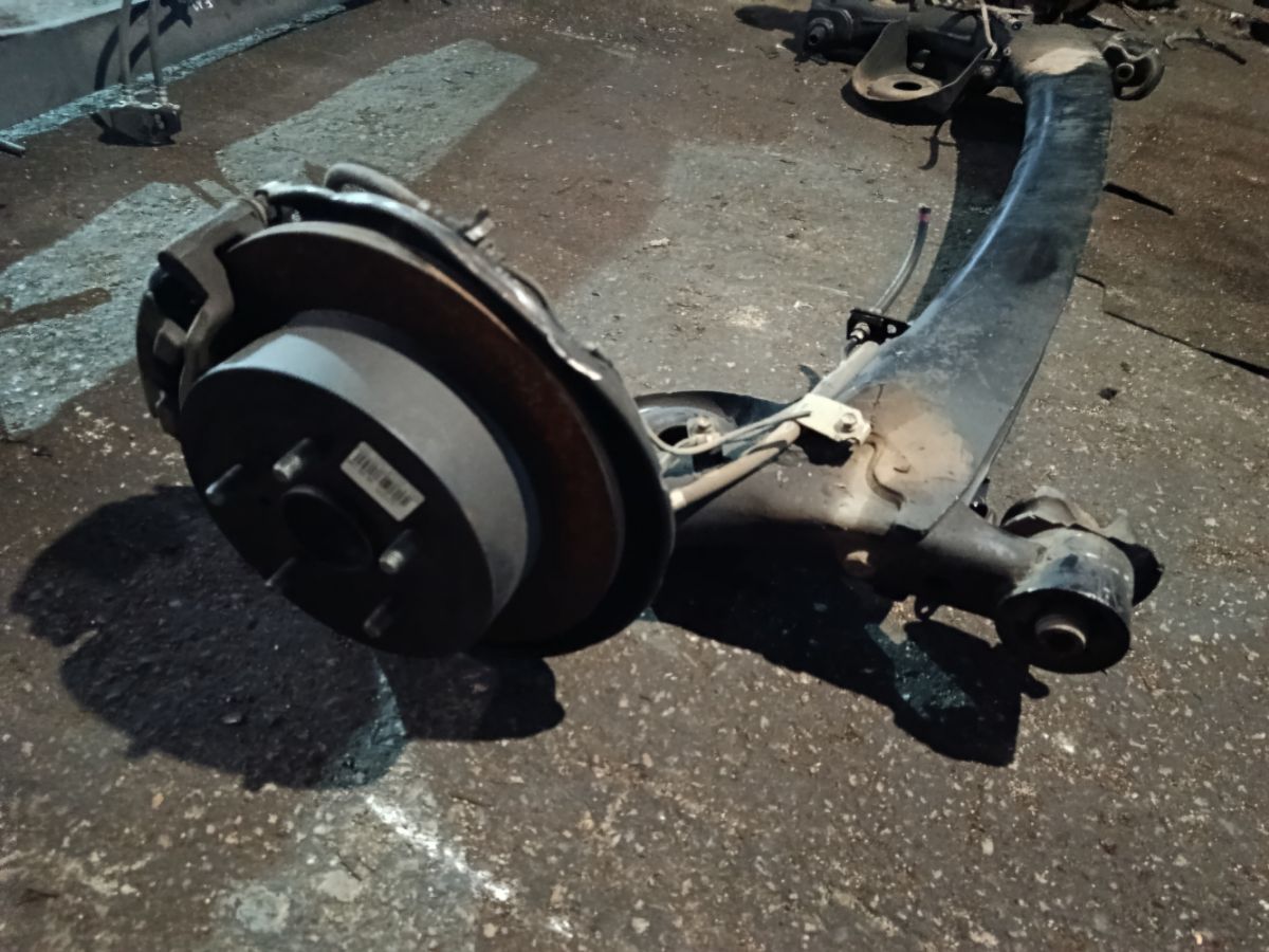Балка подвески на Toyota Voxy ZRR70G 3ZR-FAE Фото 3
