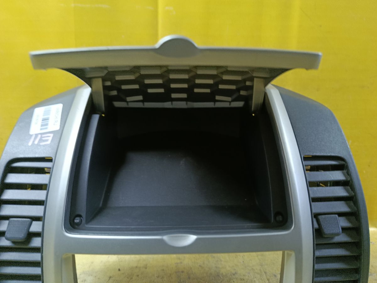 Консоль магнитофона 68260-1U600 на Nissan Note E11 Фото 3