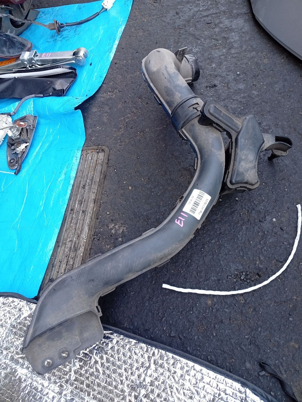 Воздухозаборник 16554 1U620 на Nissan Note E11 HR15DE Фото 1