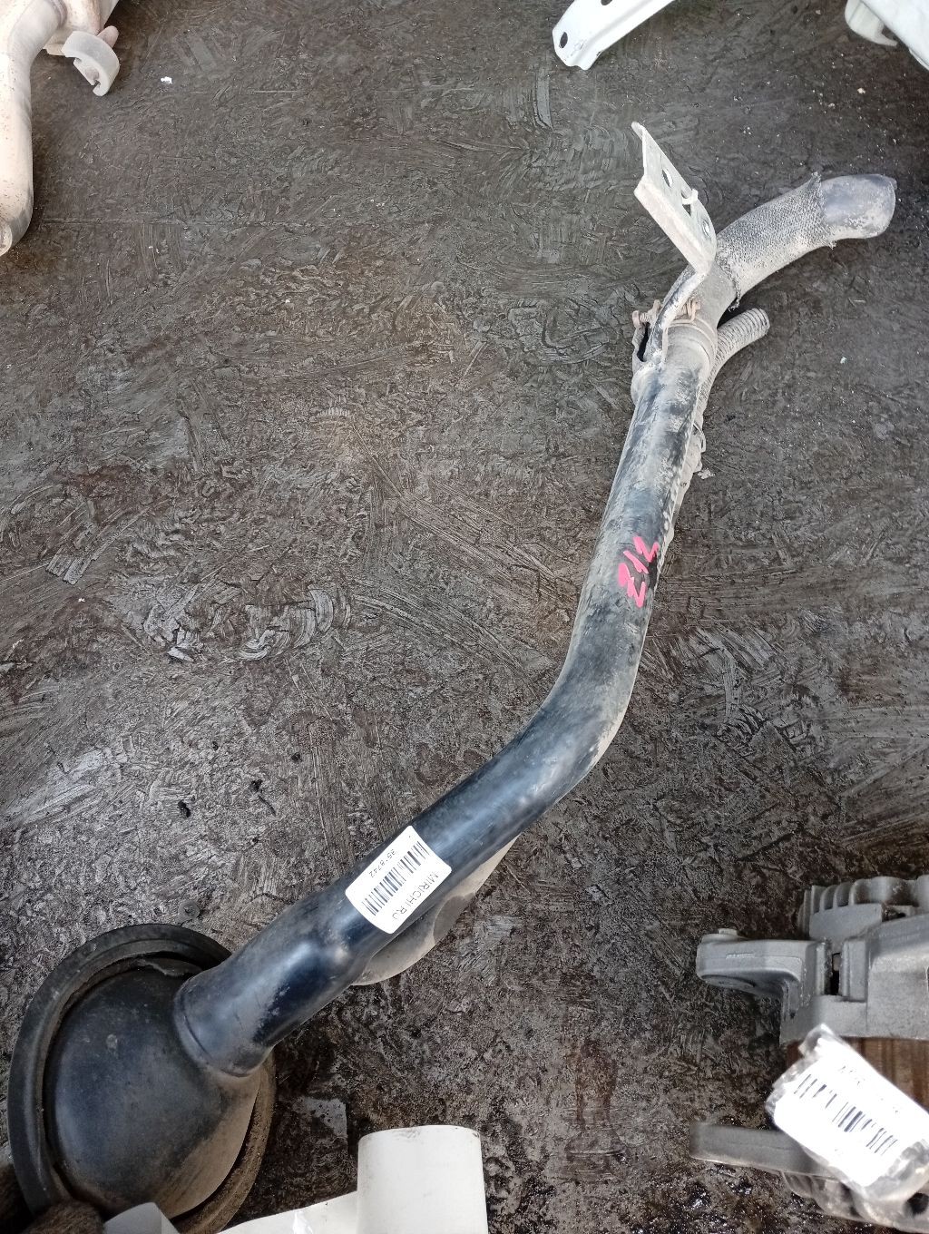 Заливная горловина топливного бака на Nissan Cube Z12 HR15DE Фото 1