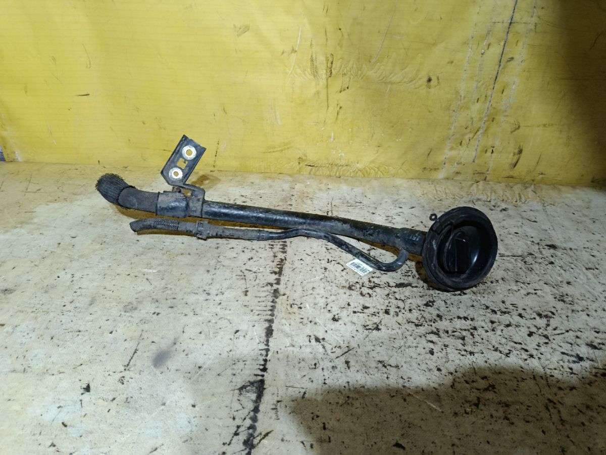 Заливная горловина топливного бака на Nissan Cube Z12 HR15DE Фото 2