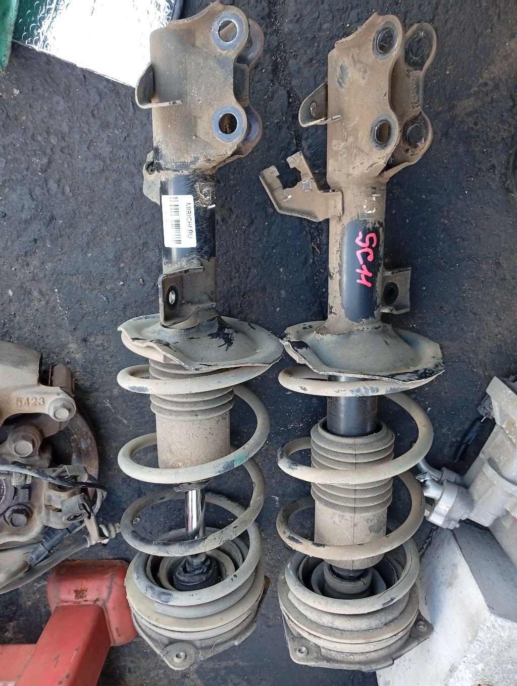 Стойка амортизатора на Nissan Tiida Latio SC11 HR15DE Фото 1