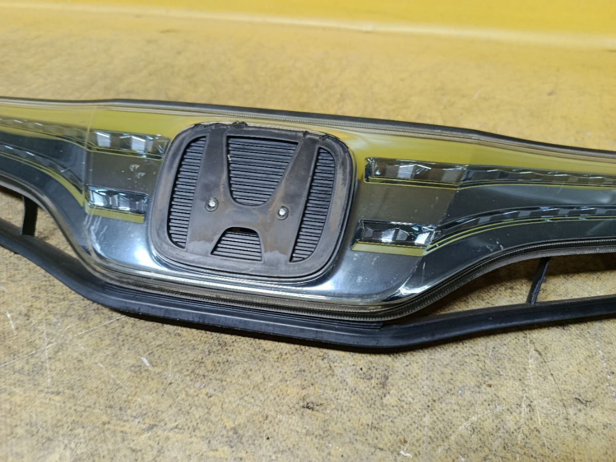 Решетка радиатора 71121-TF2-901-M1 на Honda Fit Hybrid GP1 Фото 4