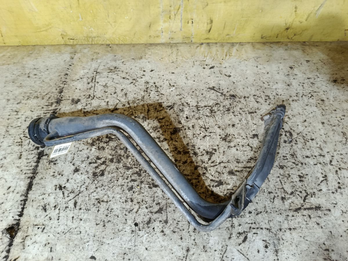 Заливная горловина топливного бака 77201-52050 на Toyota Porte NNP11 1NZ-FE Фото 1