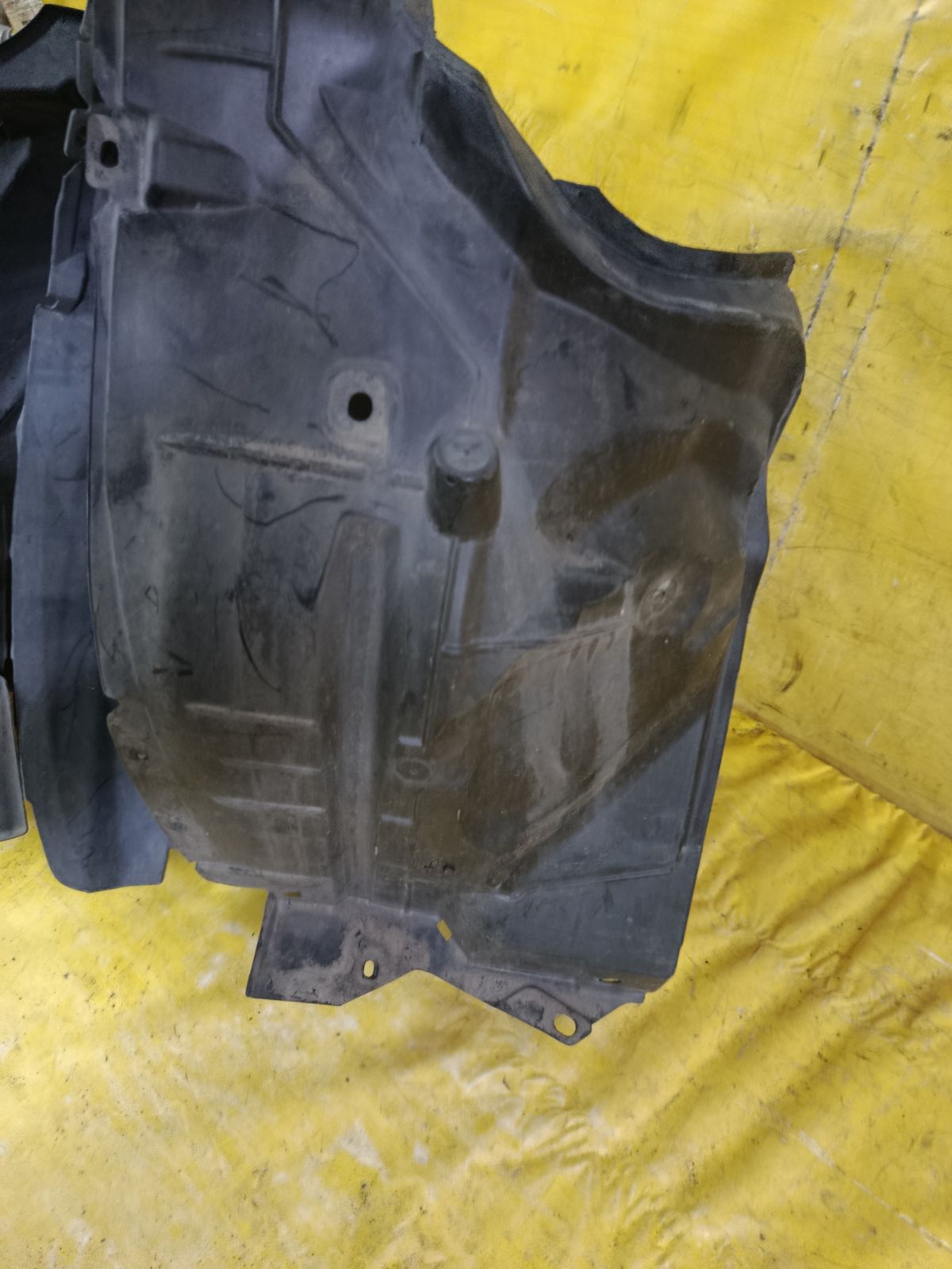 Подкрылок 63842-ED05D, 63843-ED05D на Nissan Tiida C11 HR15DE Фото 7