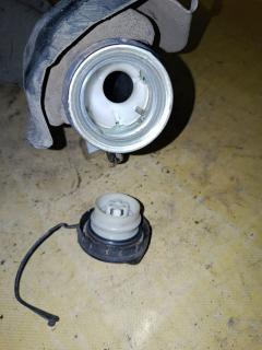 Заливная горловина топливного бака на Toyota Ractis NCP100 1NZ-FE Фото 3