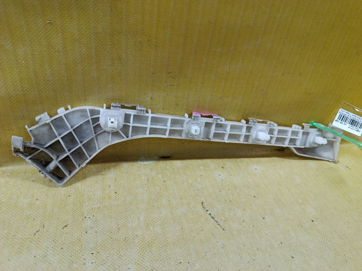 Крепление бампера 52575-47020 на Toyota Prius ZVW30 Фото 7