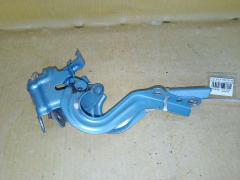 Крепление капота на Toyota Aqua NHP10 Фото 4