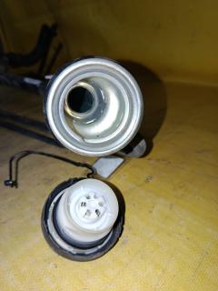 Заливная горловина топливного бака на Toyota Prius NHW20 1NZ-FXE Фото 5