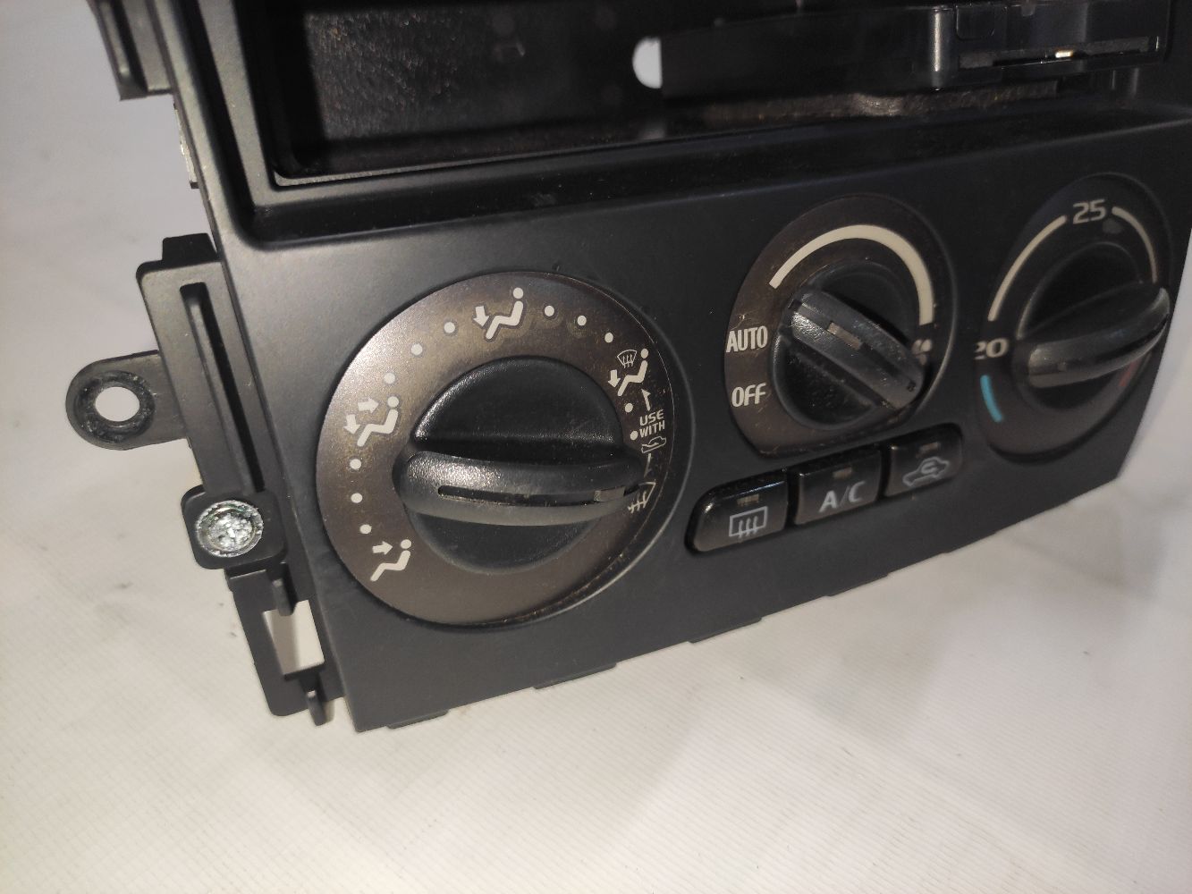 Блок управления климатконтроля на Mitsubishi Colt Plus Z21W Фото 24