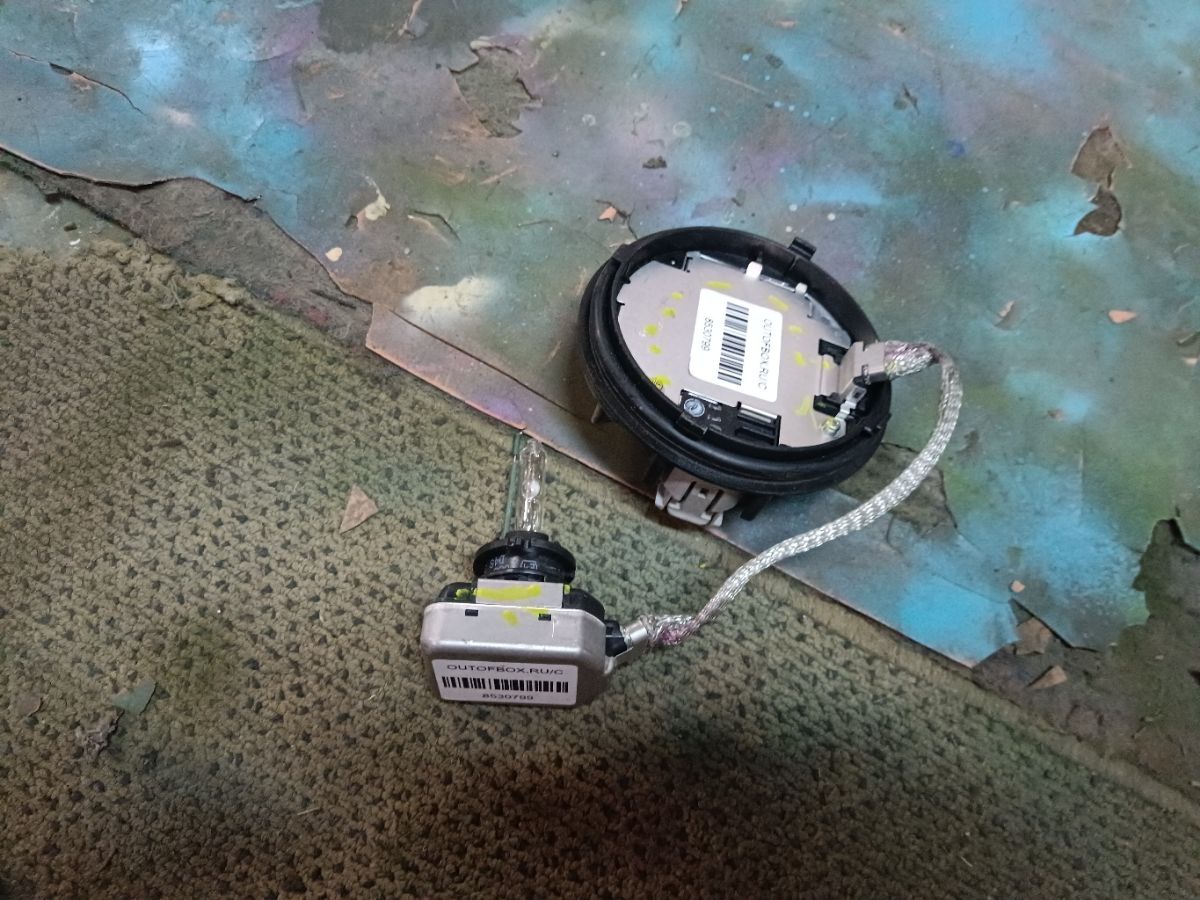 Блок розжига ксенона 85967-22080 на Toyota Noah ZRR70G Фото 4