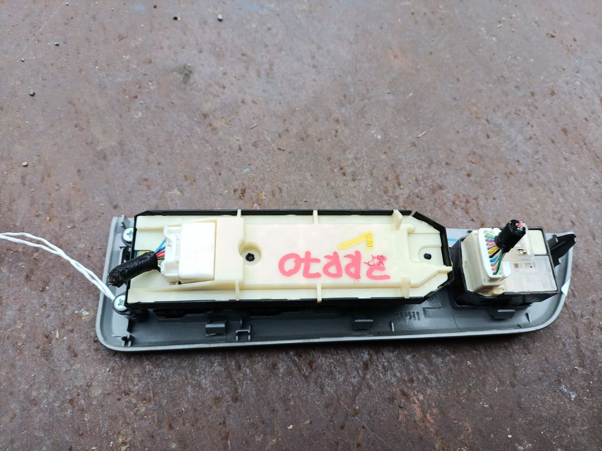Блок упр-я стеклоподъемниками 84040-33080 на Toyota Noah ZRR70G Фото 4