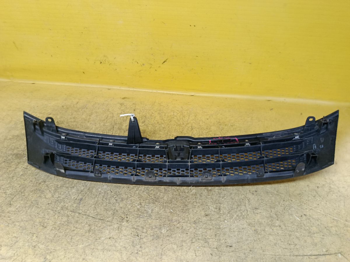 Решетка радиатора 53101-44230 на Toyota Isis ANM10G Фото 6