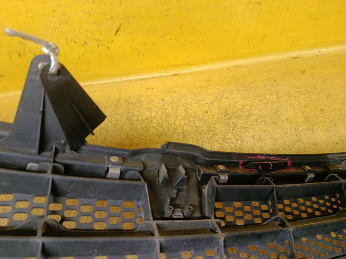 Решетка радиатора 53101-44230 на Toyota Isis ANM10G Фото 7