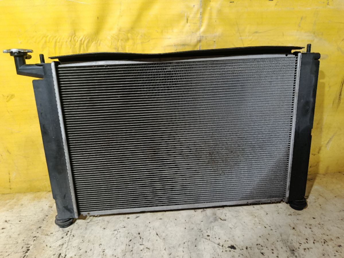 Радиатор ДВС на Toyota Isis ANM10G 1AZ-FSE Фото 2