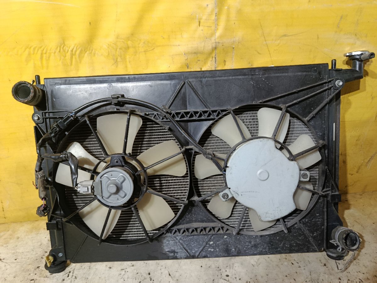 Радиатор ДВС на Toyota Isis ANM10G 1AZ-FSE Фото 4