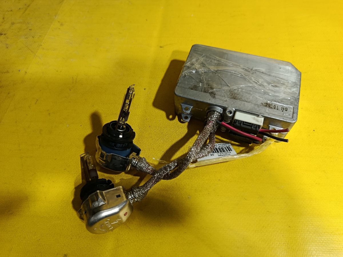 Блок розжига ксенона 85967-41010 на Toyota Isis ANM10G Фото 3