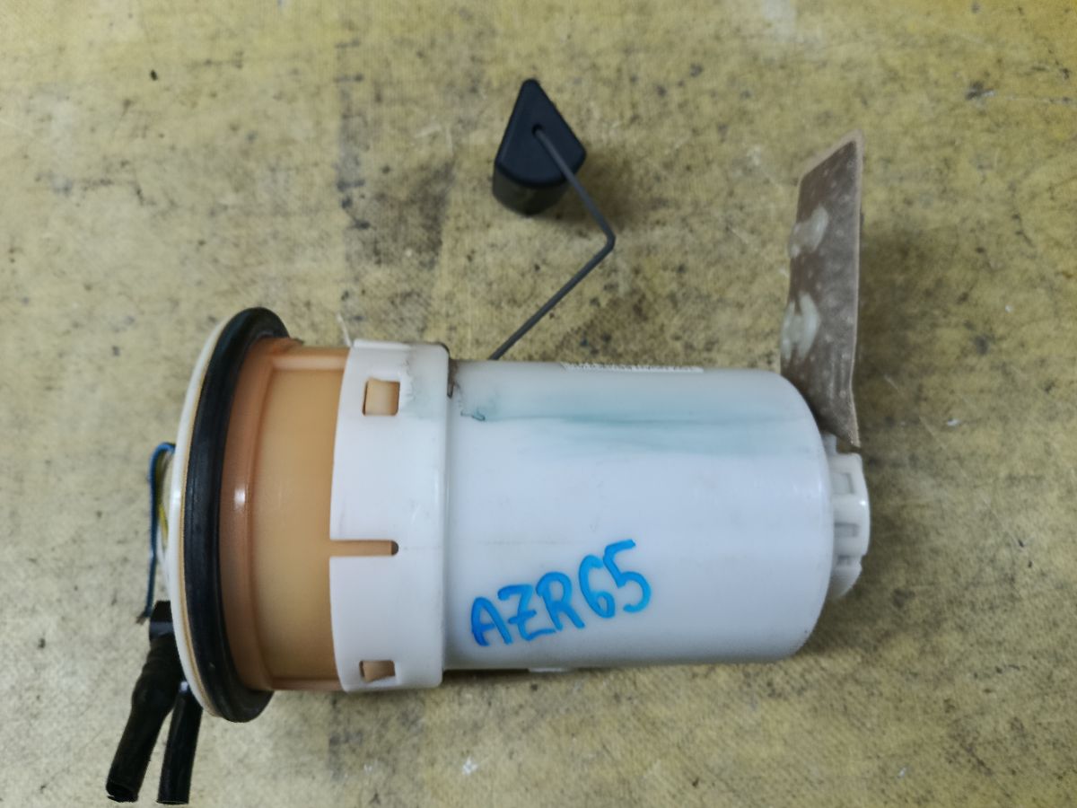 Бензонасос на Toyota Noah AZR65G 1AZ-FSE Фото 3