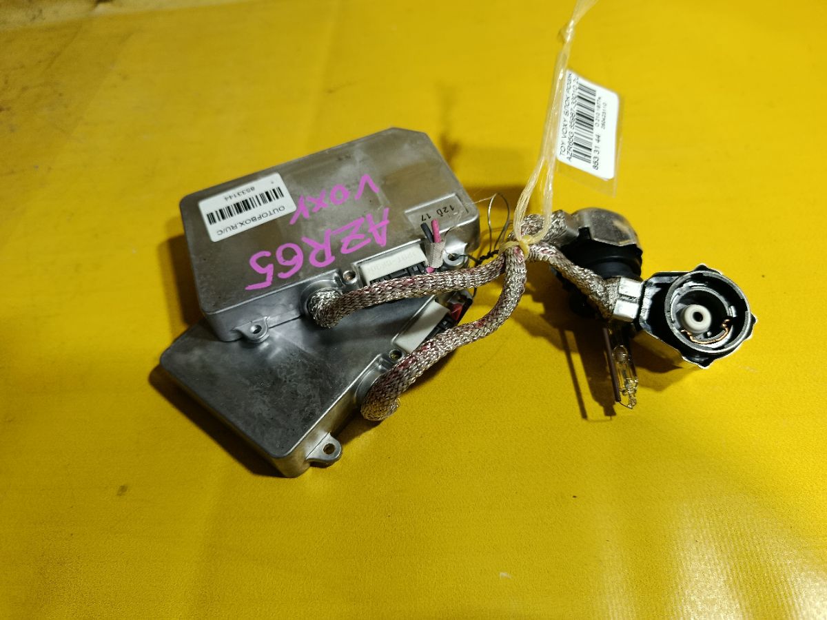 Блок розжига ксенона 85967-33010 на Toyota Voxy AZR65G Фото 2