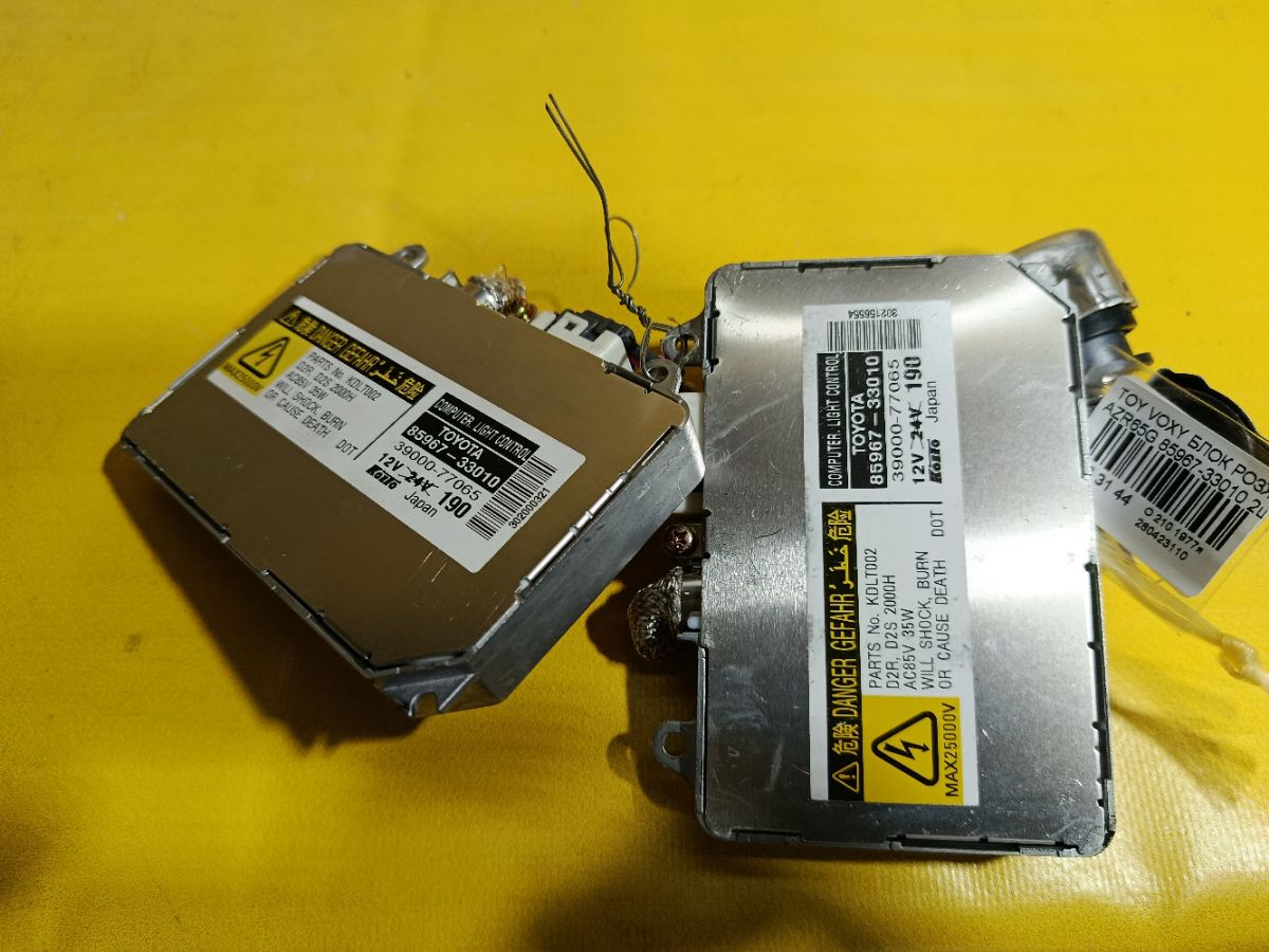 Блок розжига ксенона 85967-33010 на Toyota Voxy AZR65G Фото 3