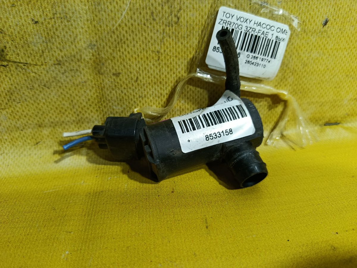 Насос омывателя стекла 85330-10280 на Toyota Voxy ZRR70G 3ZR-FAE Фото 3
