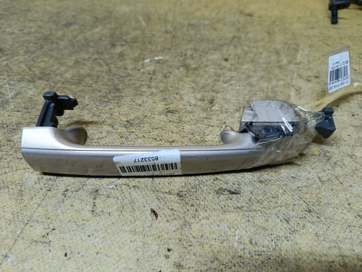 Ручка двери на Toyota Noah ZRR70G Фото 2