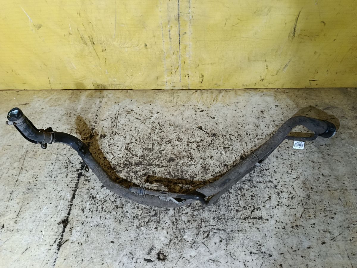 Заливная горловина топливного бака на Toyota Noah ZRR70G 3ZR-FAE Фото 2