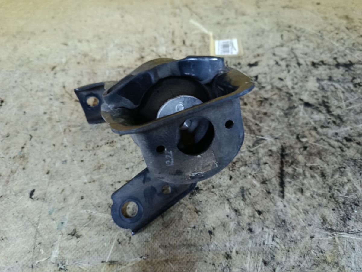 Подушка двигателя 12305-37050 на Toyota Noah ZRR70G 3ZR-FAE Фото 2