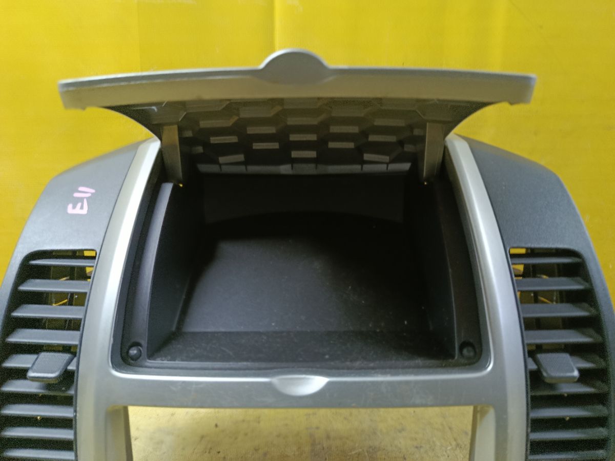 Консоль магнитофона 68260-1U600 на Nissan Note E11 Фото 3
