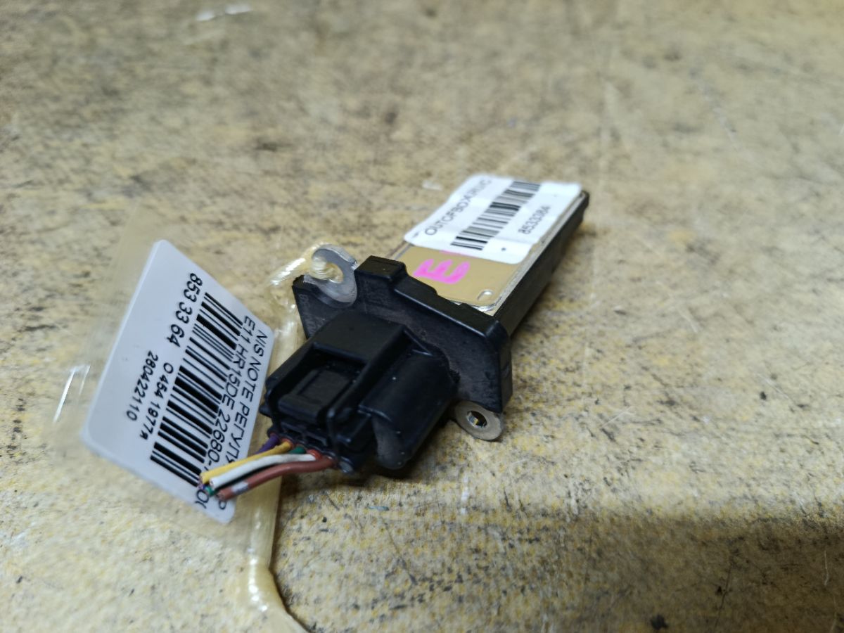 Датчик расхода воздуха 22680-7S000 на Nissan Note E11 HR15DE Фото 3