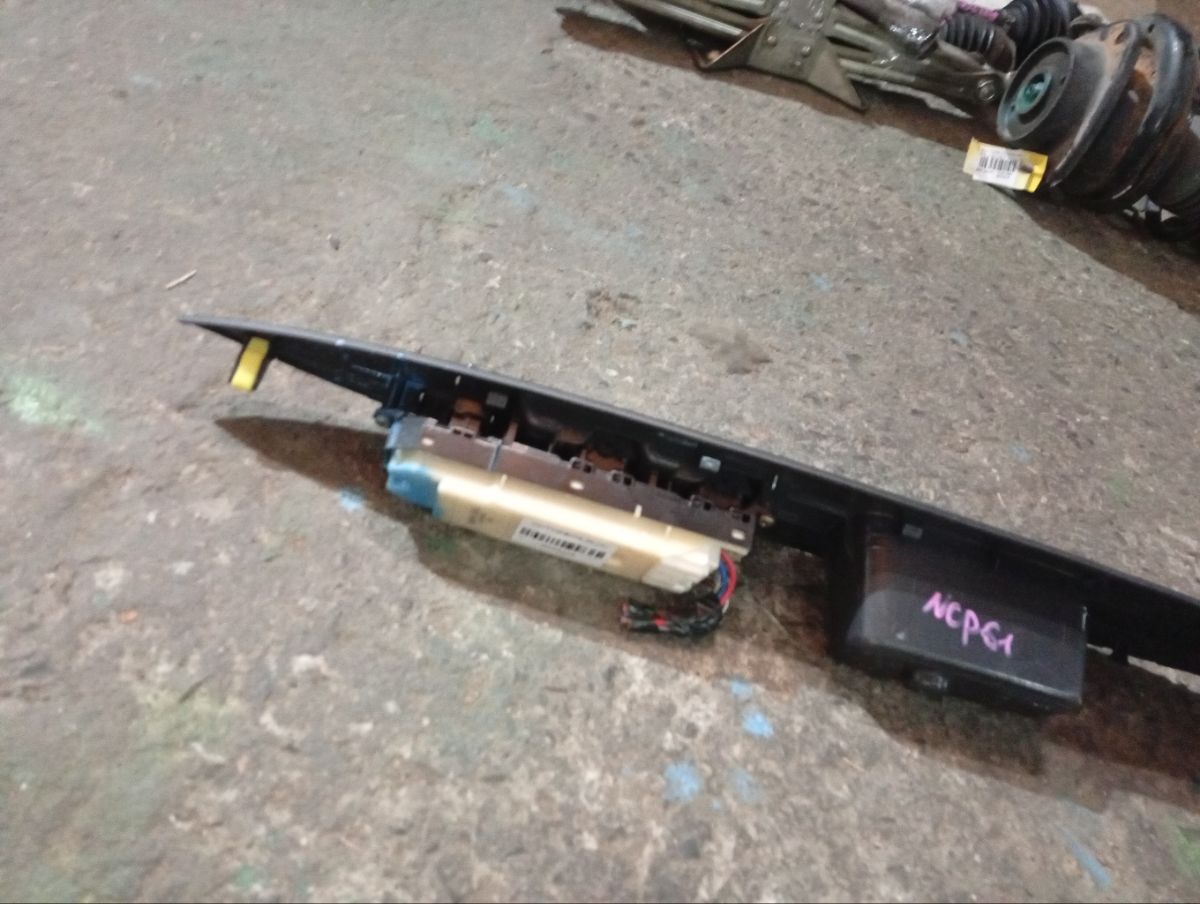 Блок упр-я стеклоподъемниками 84040-52011, 84040-52010 на Toyota Ist NCP60 Фото 5