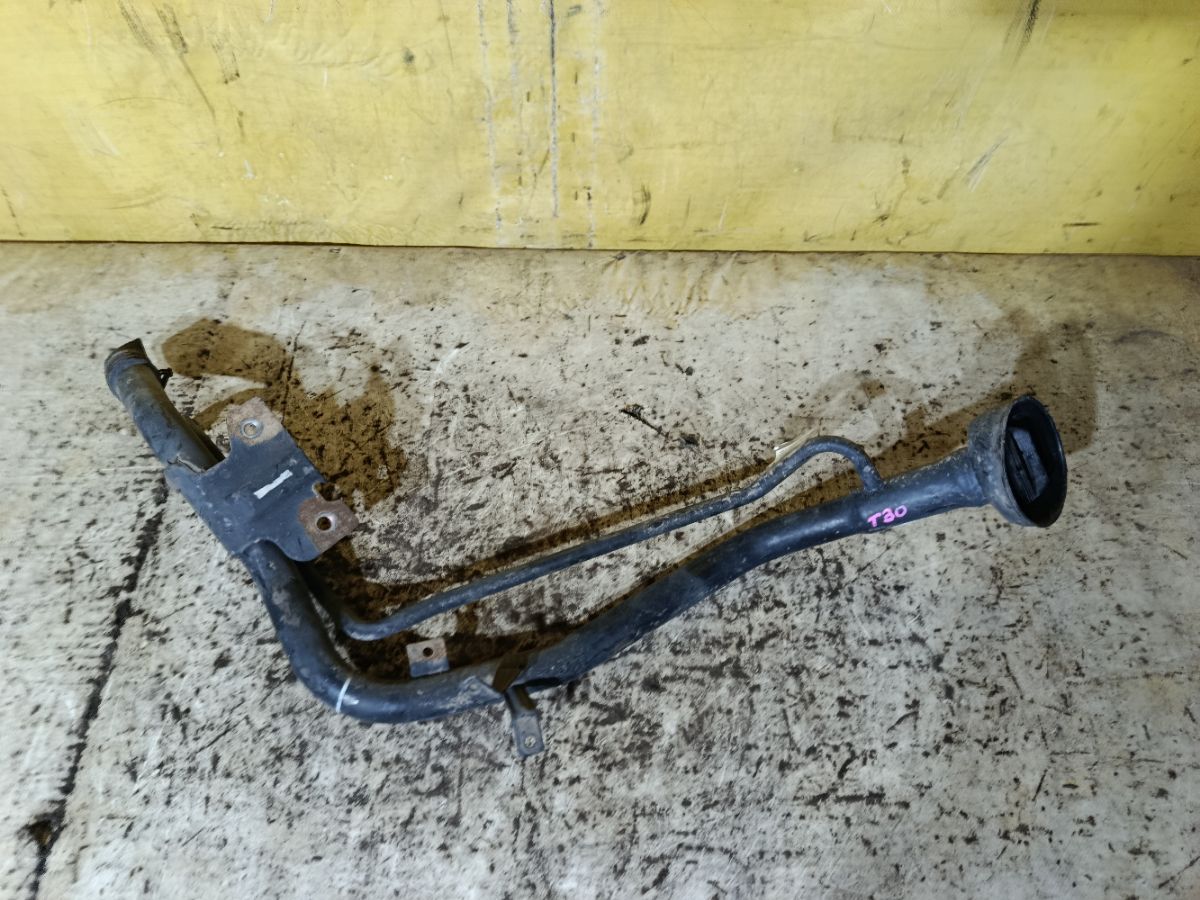 Заливная горловина топливного бака на Nissan X-Trail NT30 QR20DE Фото 2