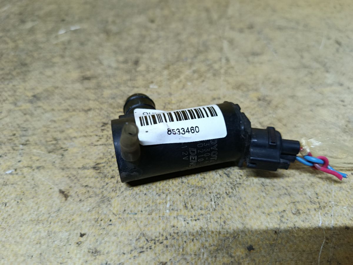 Насос омывателя стекла 85330-60140 на Toyota Voxy ZRR70G 3ZR-FAE Фото 3