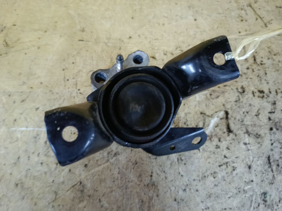 Подушка двигателя 12305-37050 на Toyota Voxy ZRR70G 3ZR-FAE Фото 3