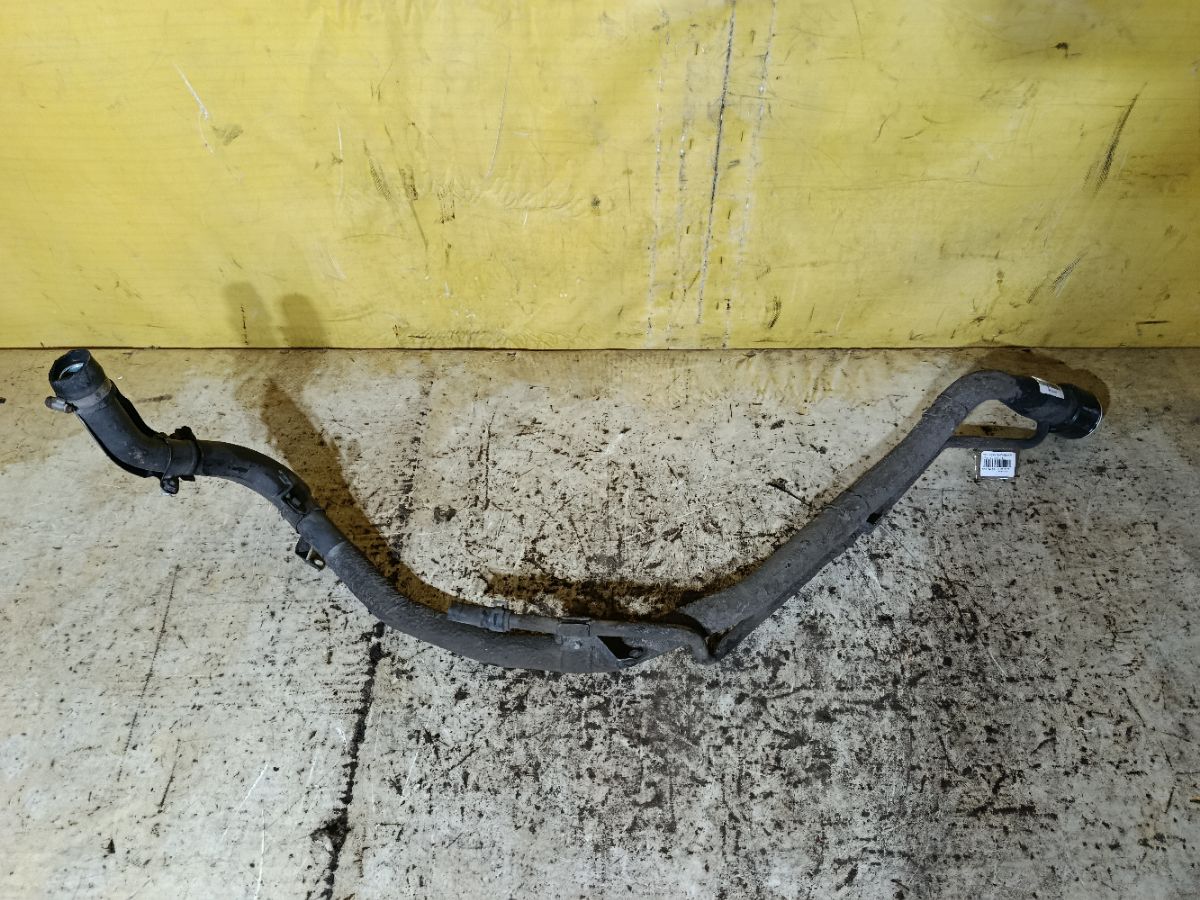 Заливная горловина топливного бака на Toyota Voxy ZRR70G 3ZR-FAE Фото 1