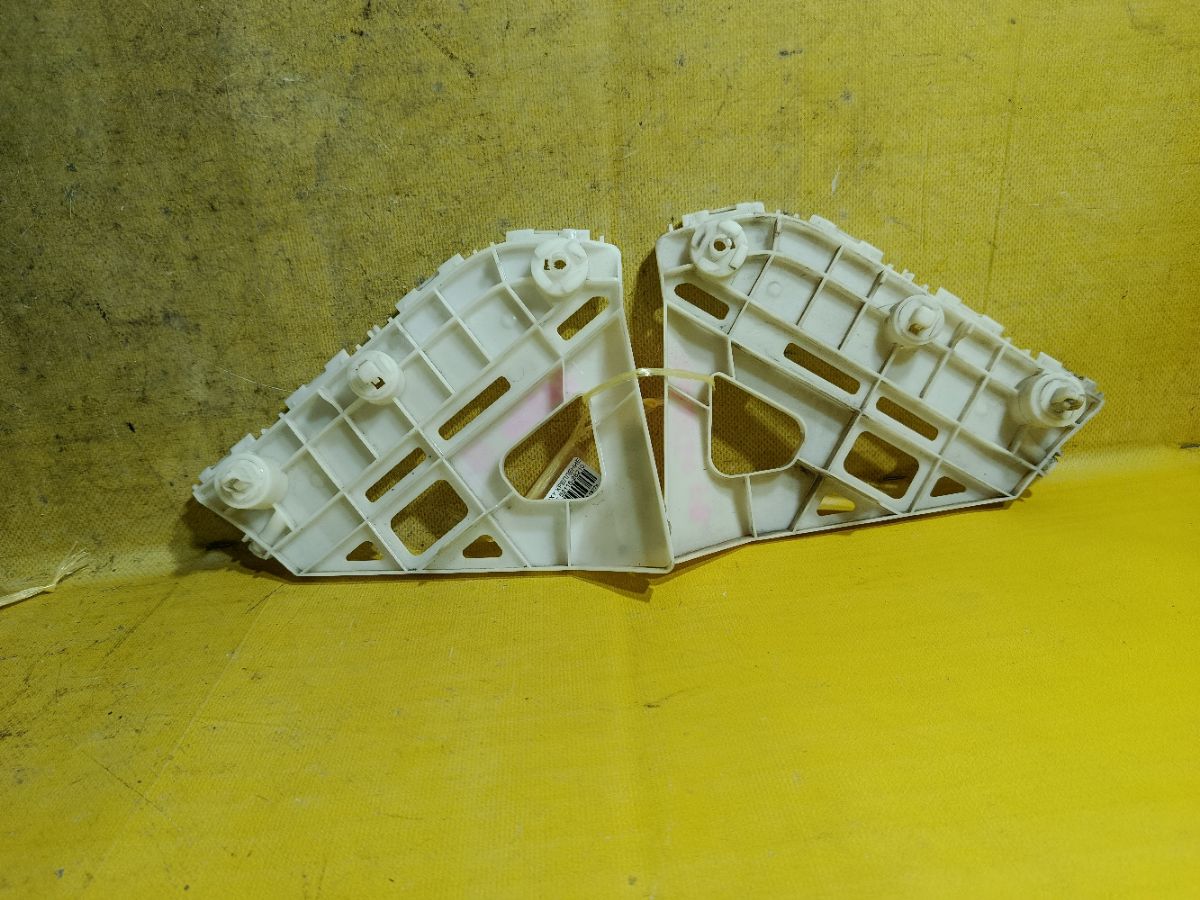 Крепление бампера 52115-28210, 52116-28210 на Toyota Voxy ZRR70G Фото 3