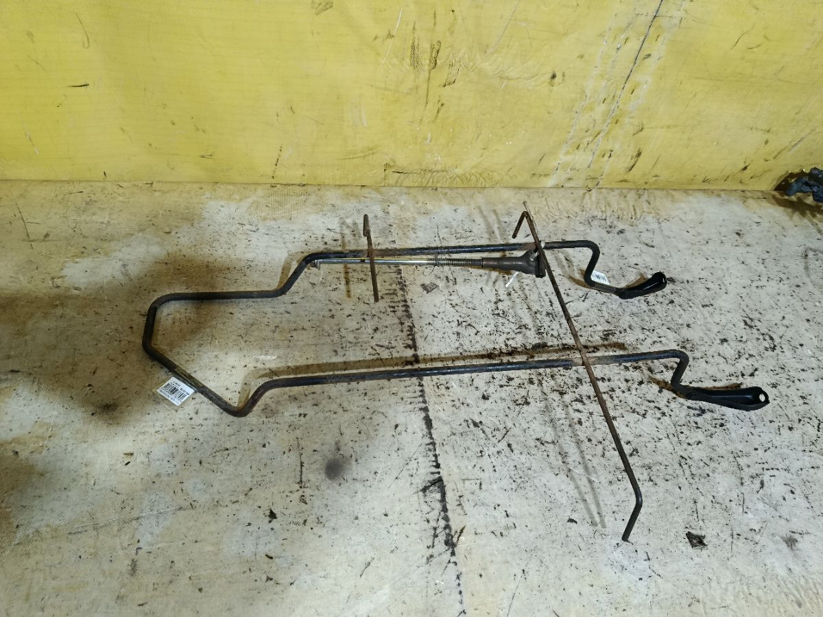 Крепление запасного колеса на Toyota Isis ANM10G Фото 3