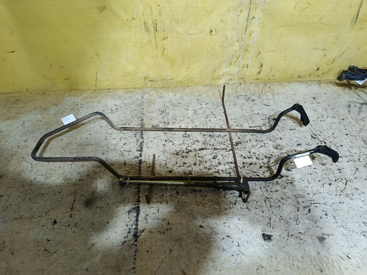 Крепление запасного колеса на Toyota Isis ANM10G Фото 4