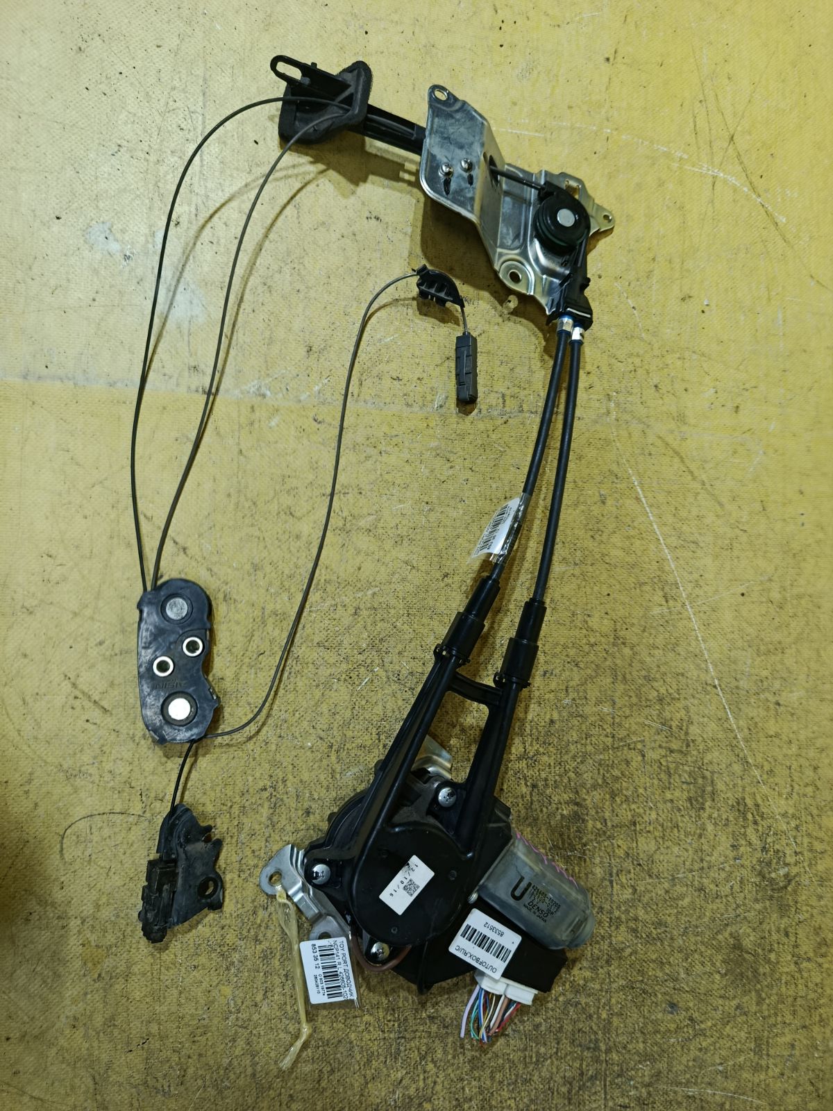 Доводчик двери 426605-10200 на Toyota Porte NCP141 Фото 3