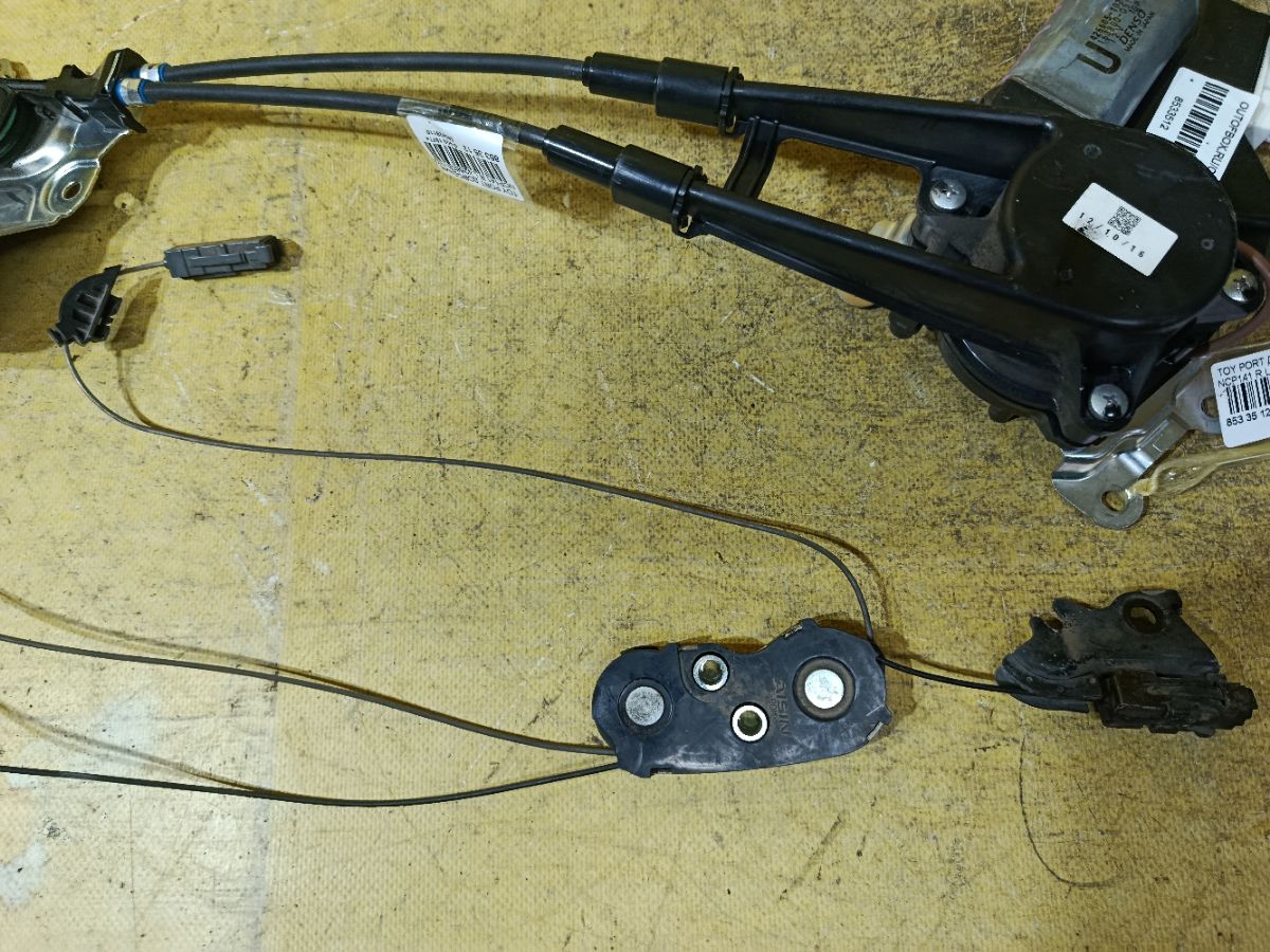 Доводчик двери 426605-10200 на Toyota Porte NCP141 Фото 4