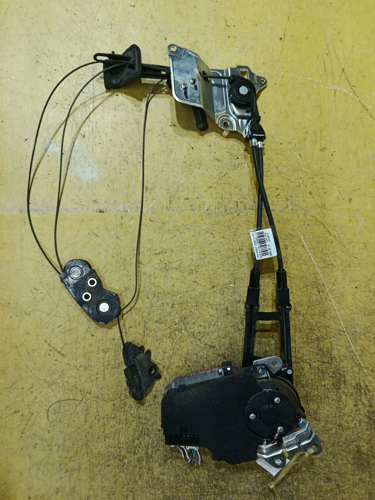 Доводчик двери 426605-10200 на Toyota Porte NCP141 Фото 5