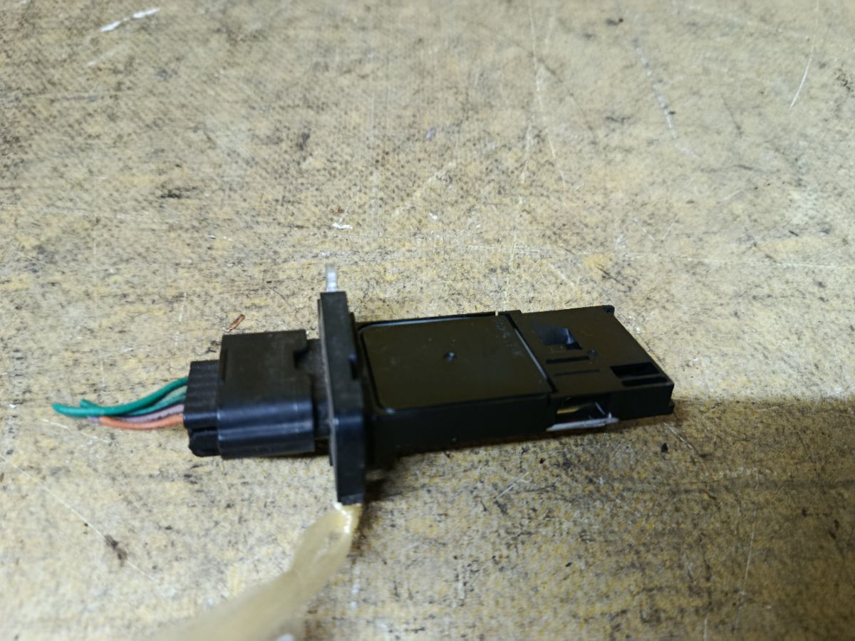 Датчик расхода воздуха 22680-7S000 на Nissan Фото 4