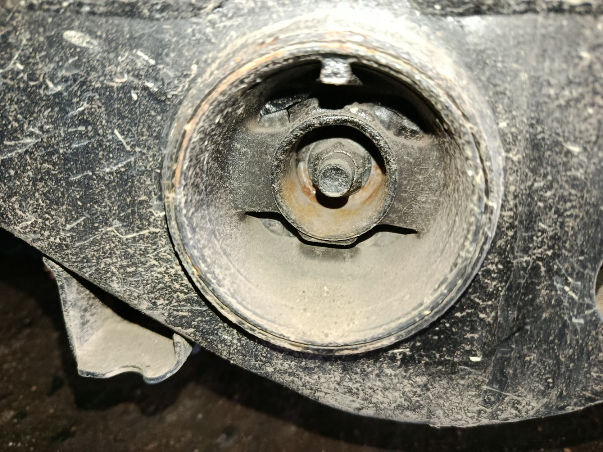 Балка подвески на Nissan X-Trail NT31 MR20DE Фото 6