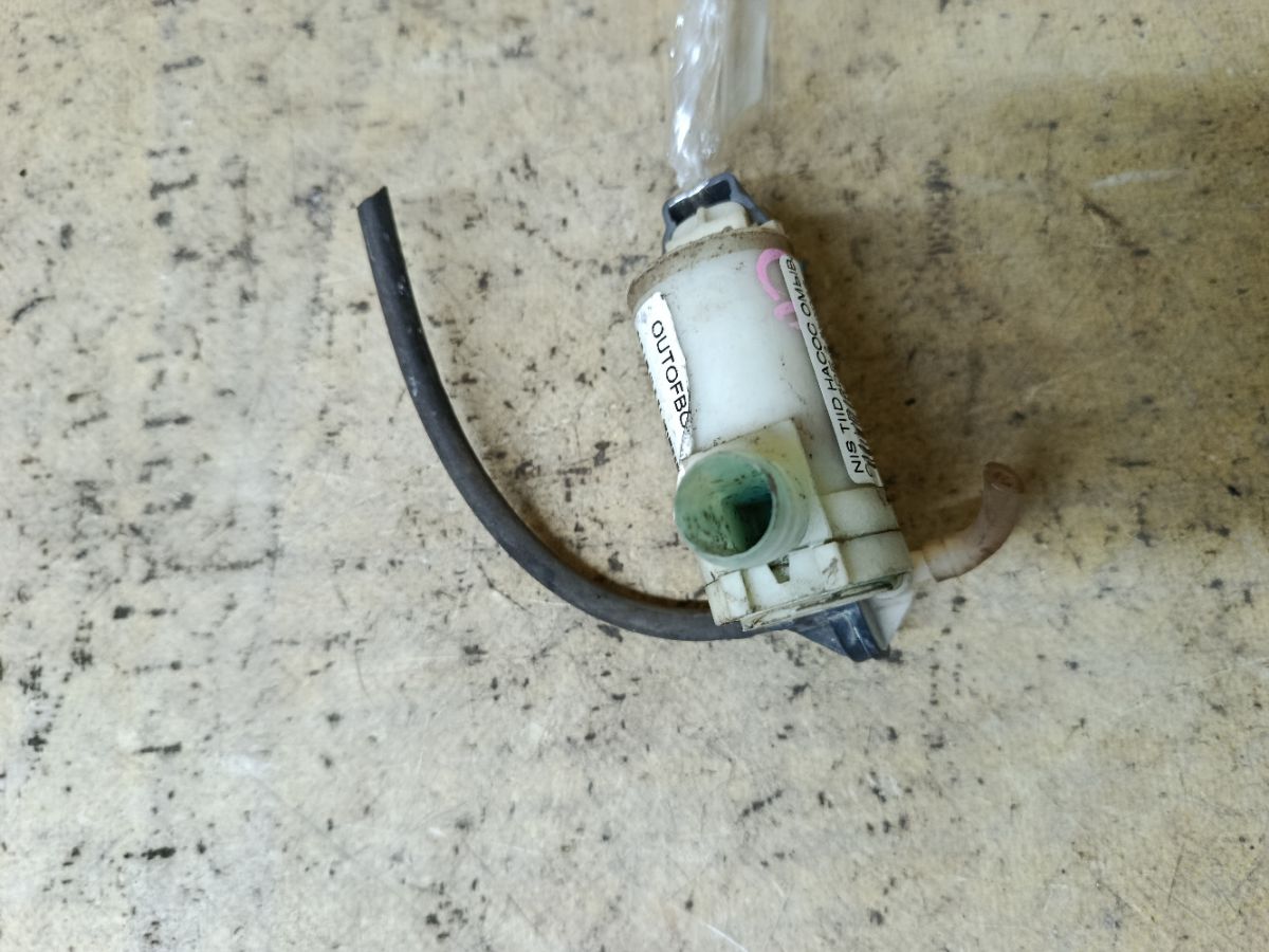 Насос омывателя стекла 28920ED00A на Nissan Tiida C11 HR15DE Фото 2