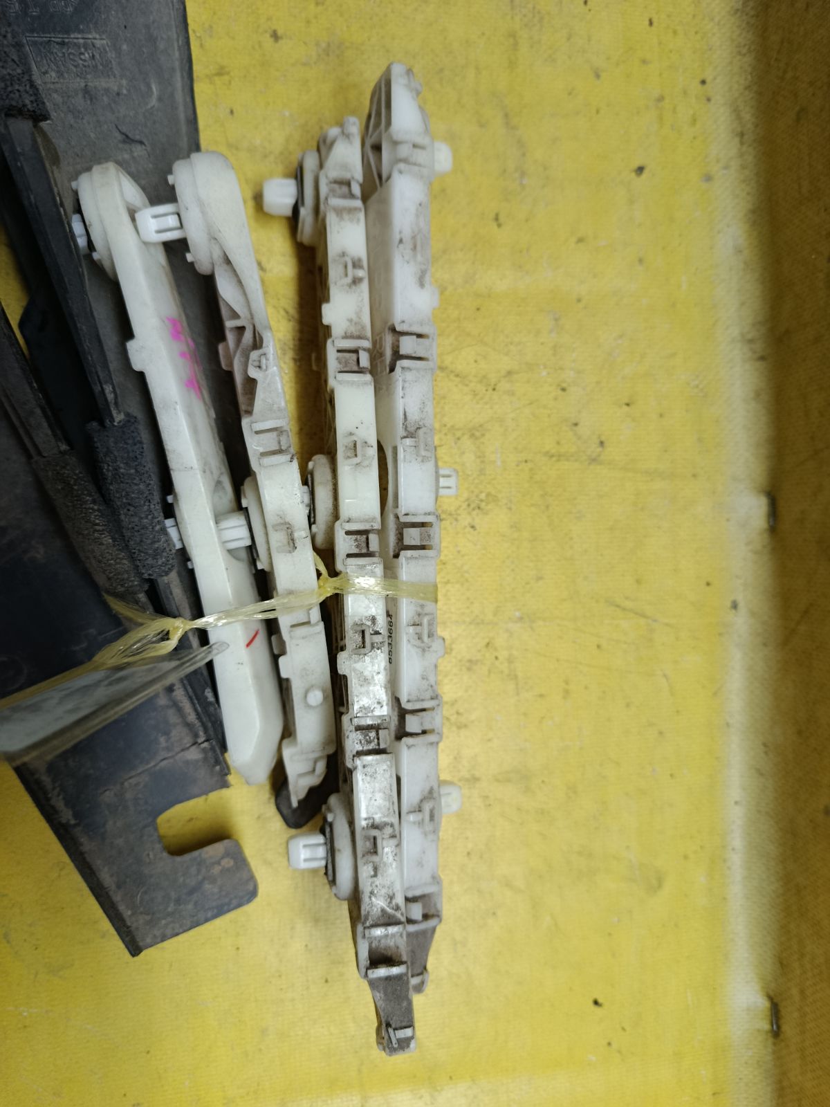 Крепление бампера 85221-3BG0B, 85220-3BG0B, 85220-3BG0A, 85221-3BG0A на Nissan Latio N17 Фото 2
