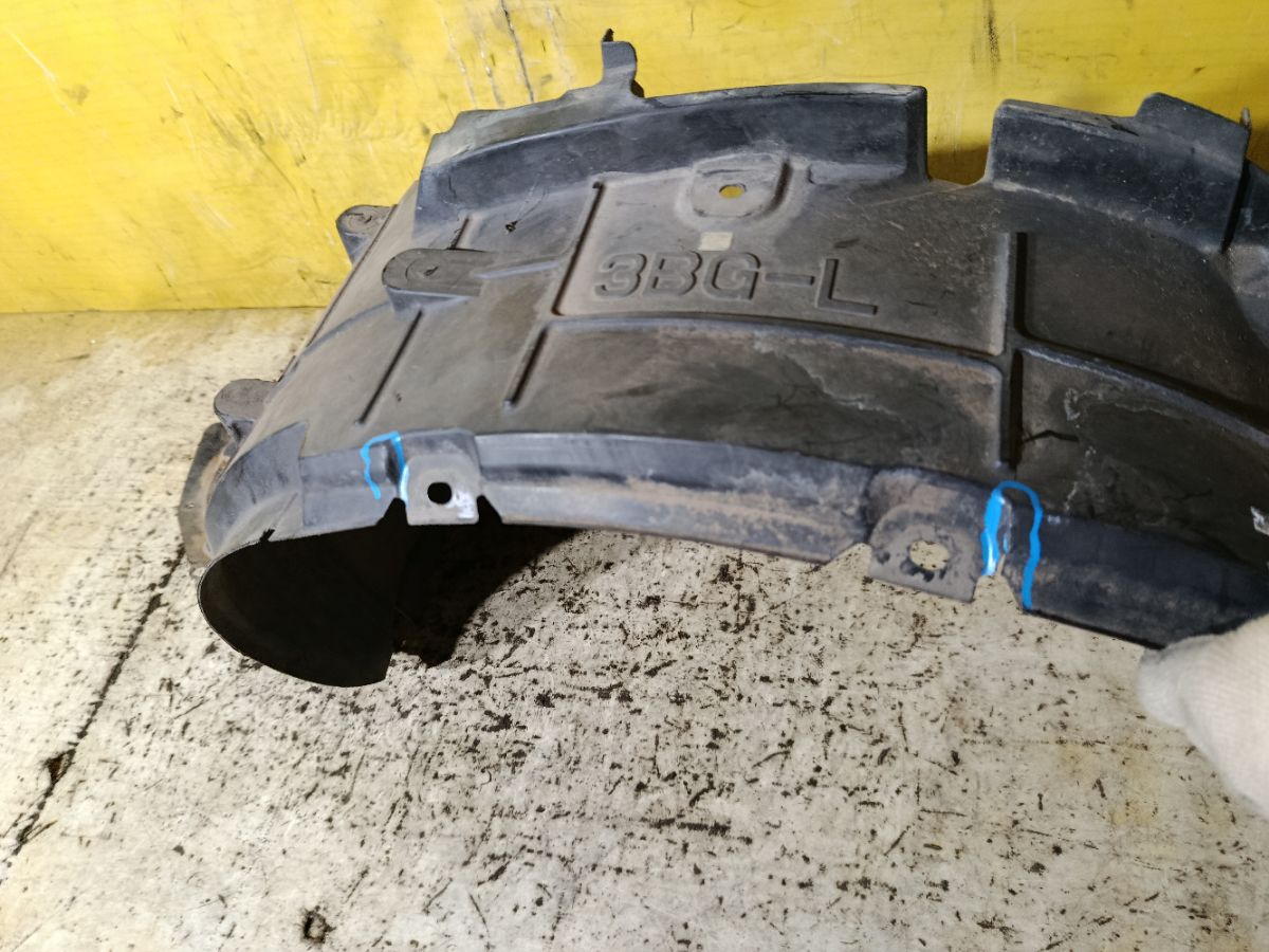 Подкрылок 63843-3BG0A на Nissan Latio N17 Фото 4