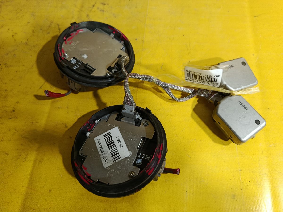 Блок розжига ксенона 85967-22080 на Toyota Noah ZRR70G Фото 3